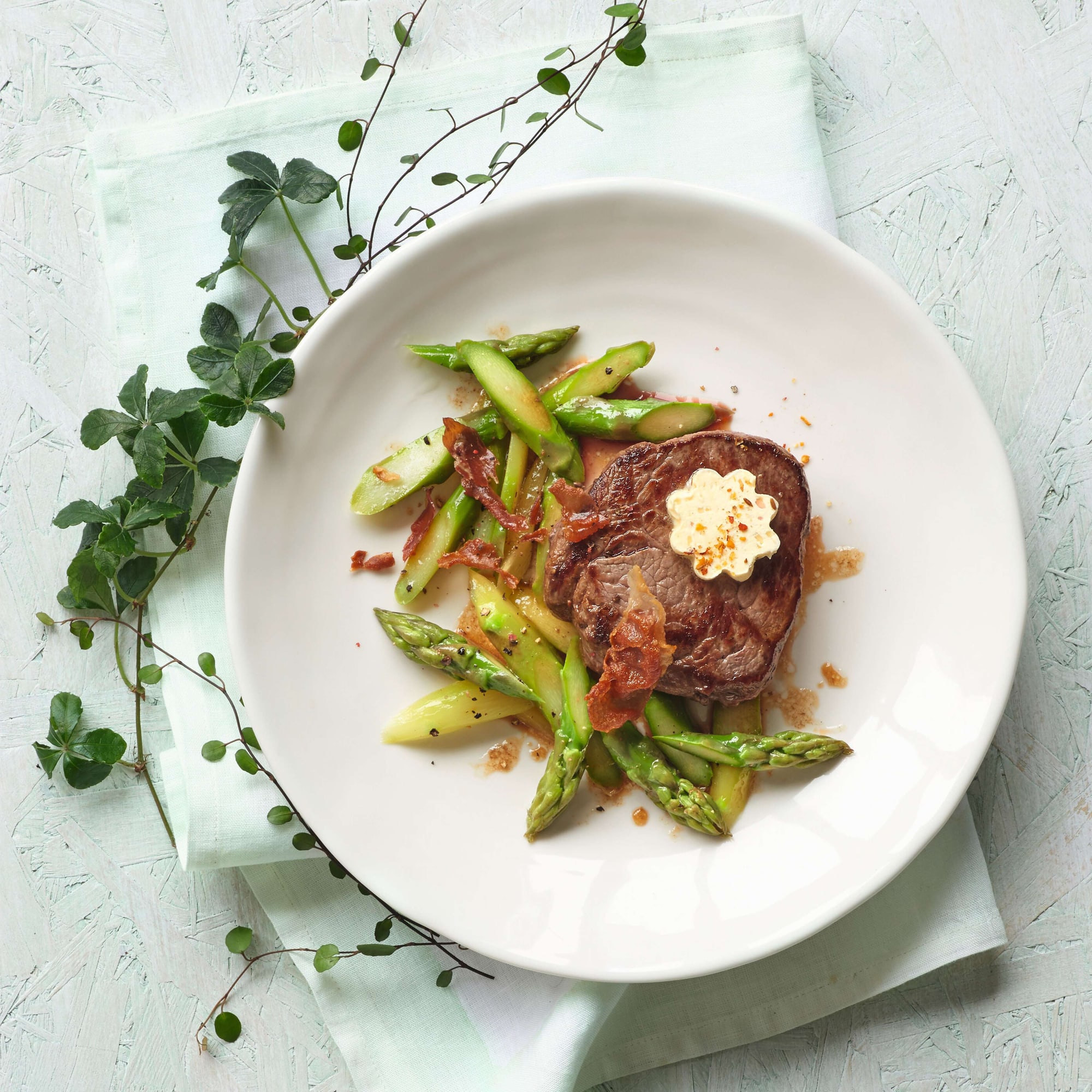 Rindsfilet auf Tomaten Spargel Gemüse Rezept