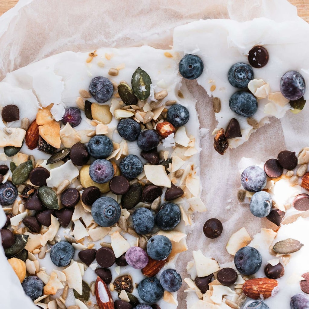 Frozen Joghurt mit Beeren und Nüssen