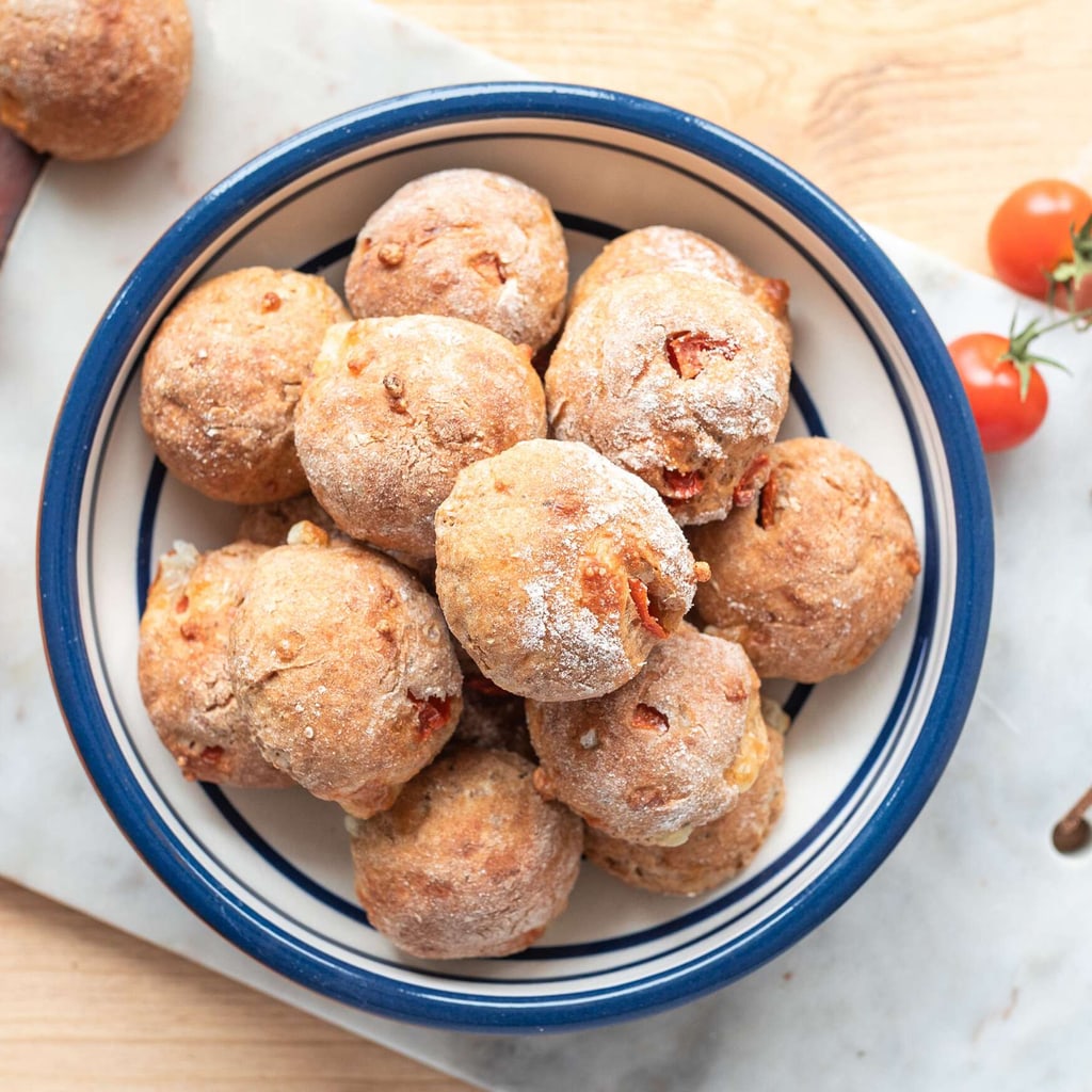 Pizzabällchen mit Tomaten und Mozzarella Pizzabällchen mit Tomaten und Mozzarella
