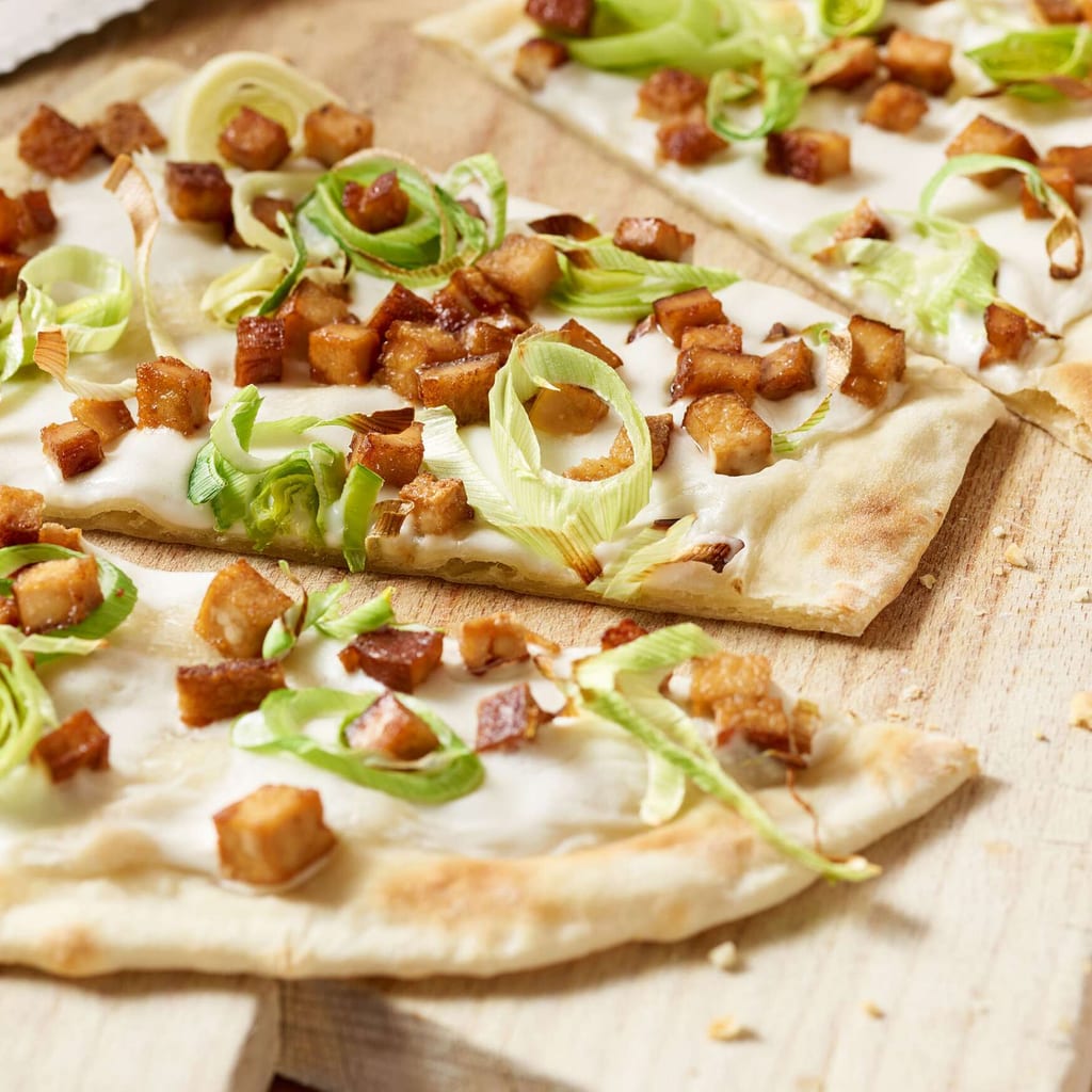 Flammkuchen mit Lauch und Räuchertofu Flammkuchen mit Lauch und Räuchertofu