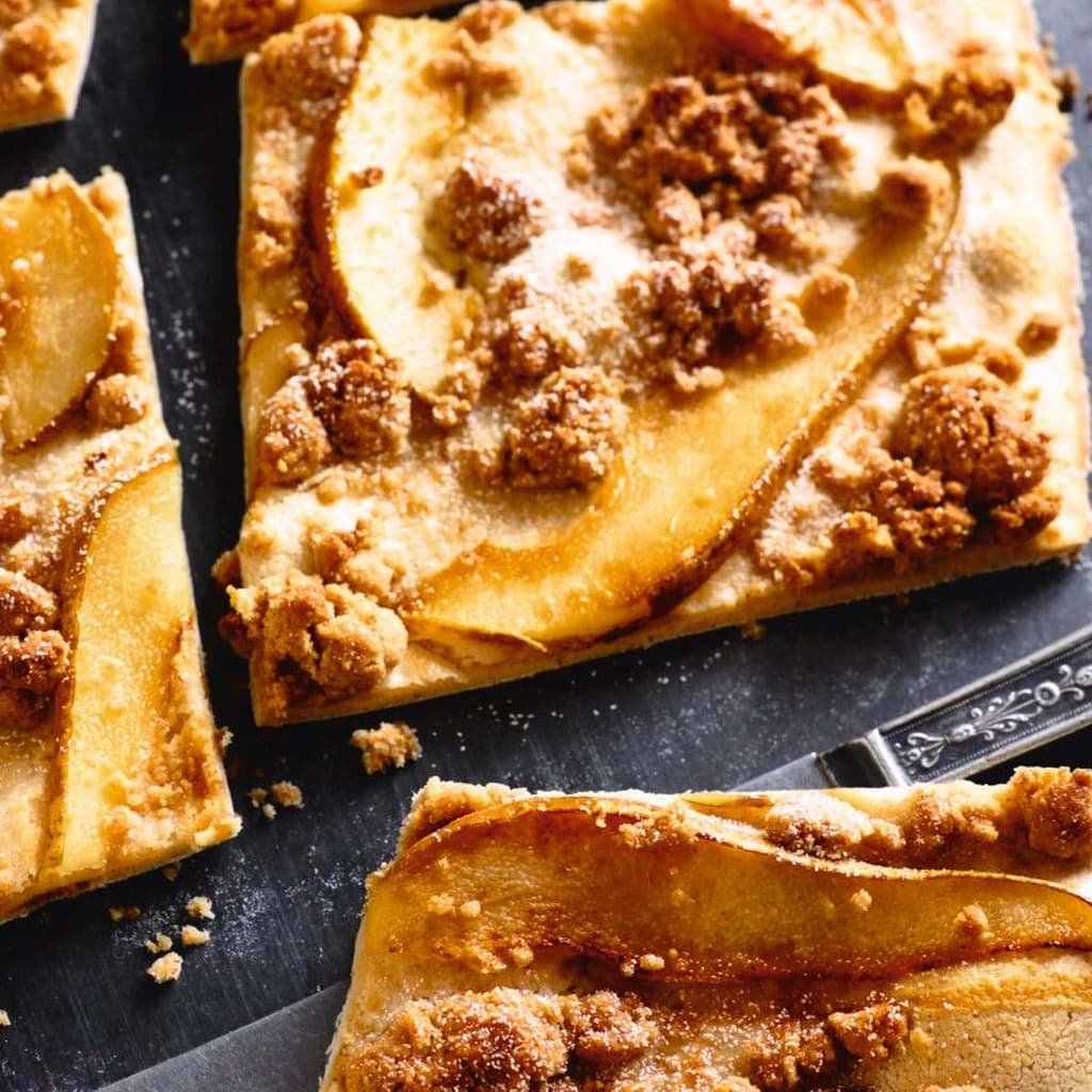 Birnen-Flammkuchen mit Haselnuss-Zimt-Streuseln