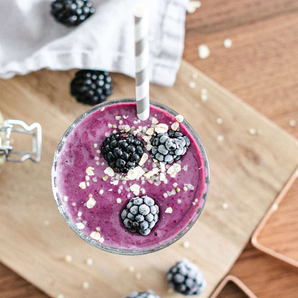 Frühstücksshake mit Brombeeren und Hanf