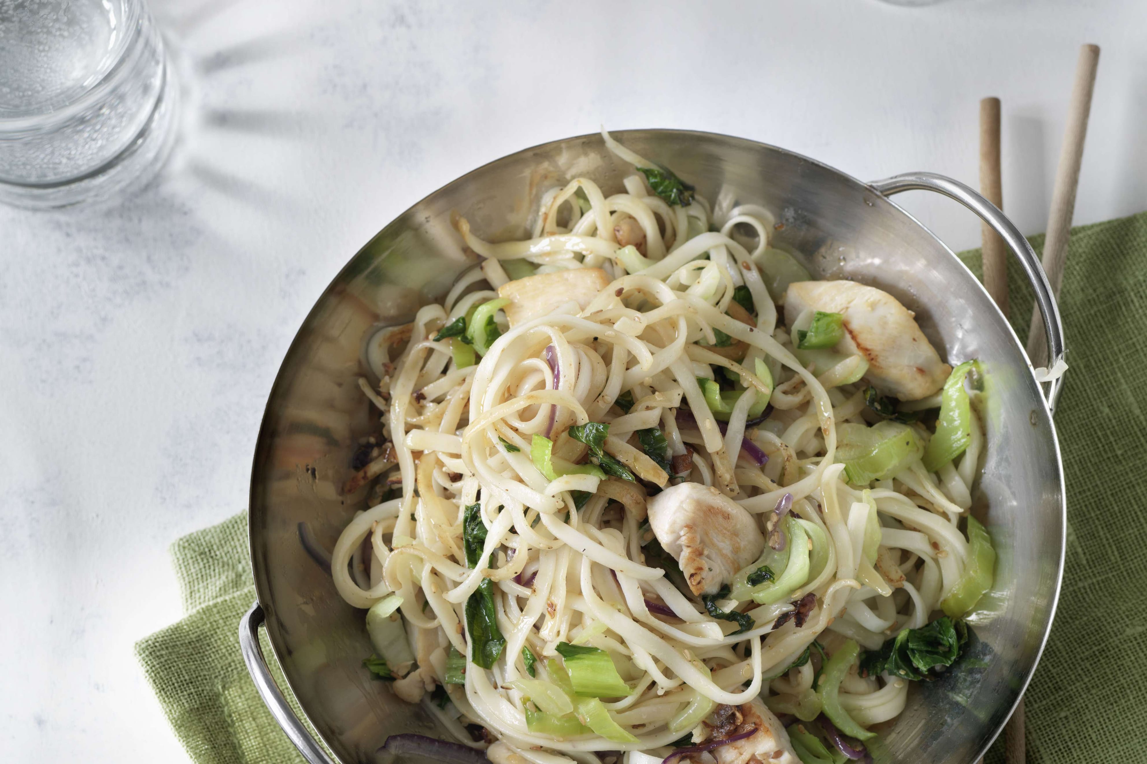 Gebratene Nudeln mit Pak-Choi und Poulet | Migros iMpuls