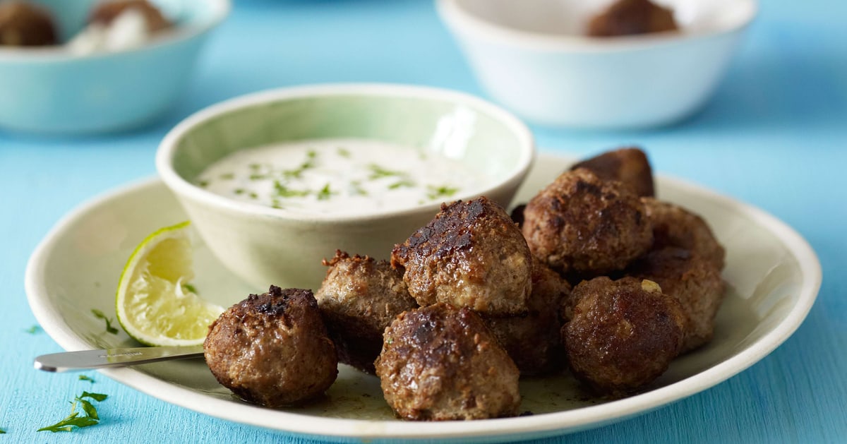 Rezept: Fleischbällchen mit Limetten-Kräuter-Creme | Migros iMpuls