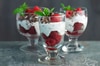 Laktosefreie Stracciatella-Creme mit Himbeeren