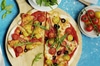 Glutenfreie Pizza mit Schinken und Rucola