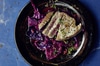 Lauwarmer Rotkrautsalat mit gebratenem Thunfischfilet