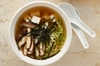 Fondo di zenzero con cavolo cinese, funghi e tofu setoso