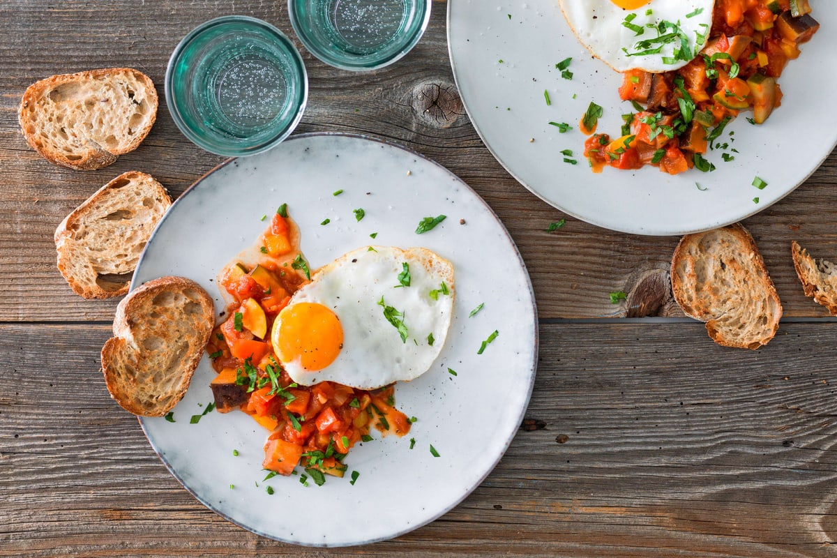 Pisto mit Spiegelei und Röstbrot
