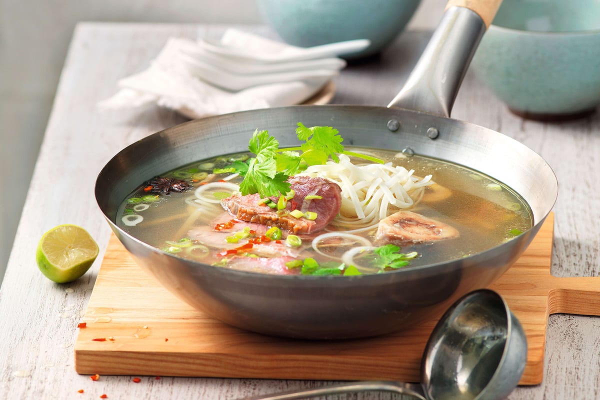 Pho bo avec fines tranches d'entrecôte