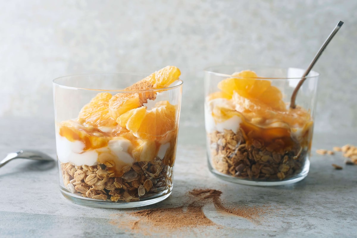 Kokoscreme mit Mandarinen und Granola