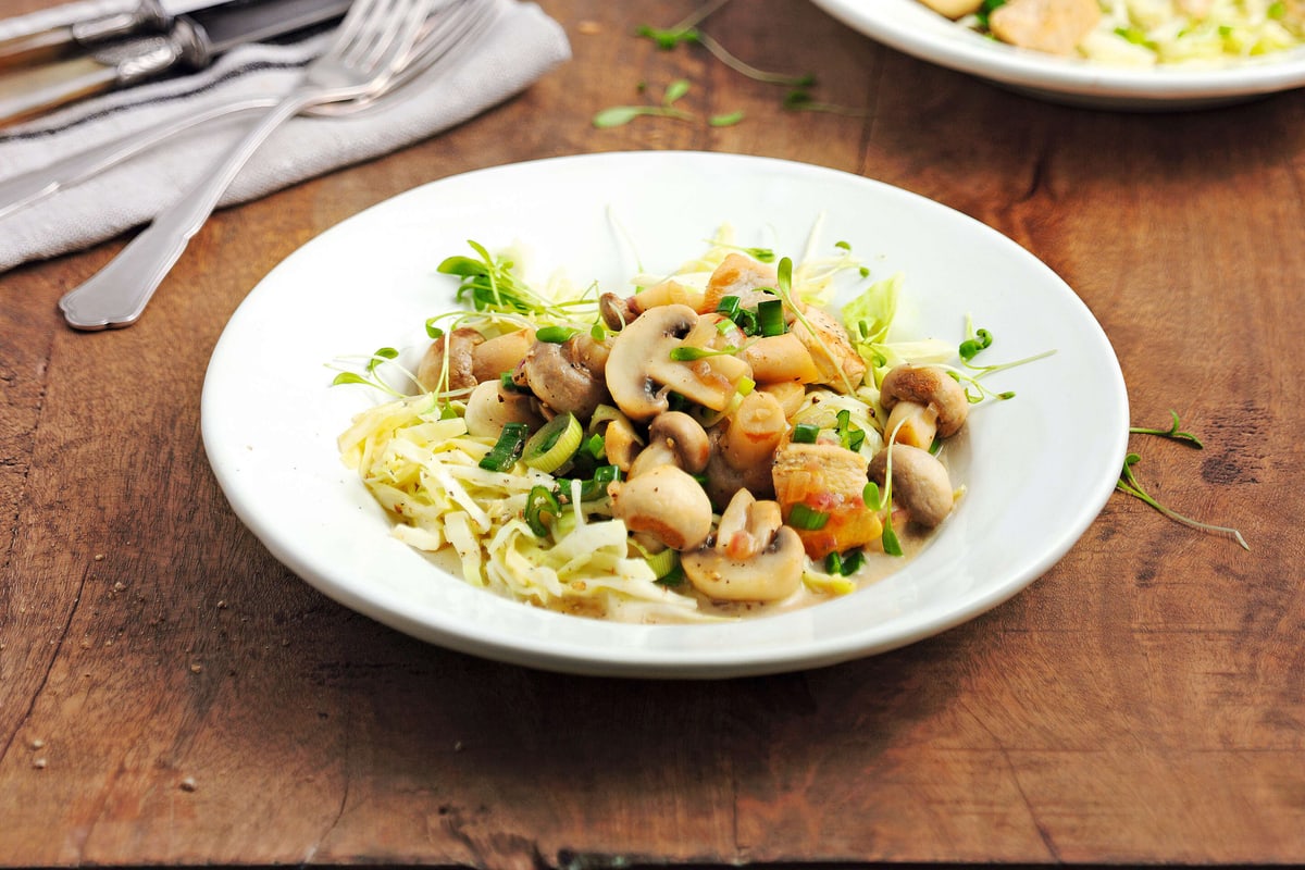 Salade de poulet et champignons de Paris sautés