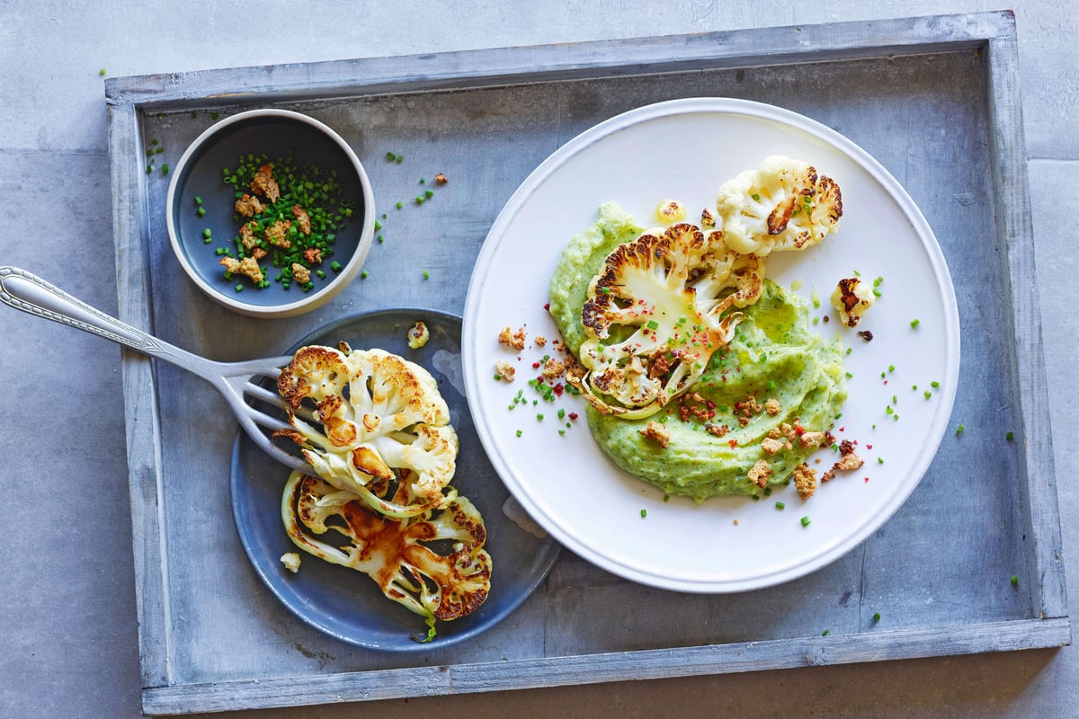Steaks de chou-fleur avec purée de haricots et crumble de tofu