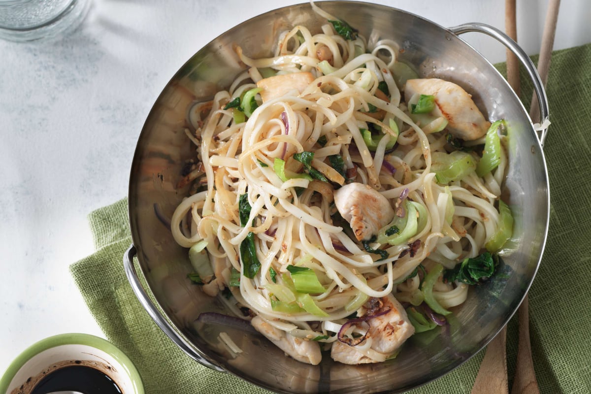 Nouilles sautées au pak-choï et au poulet