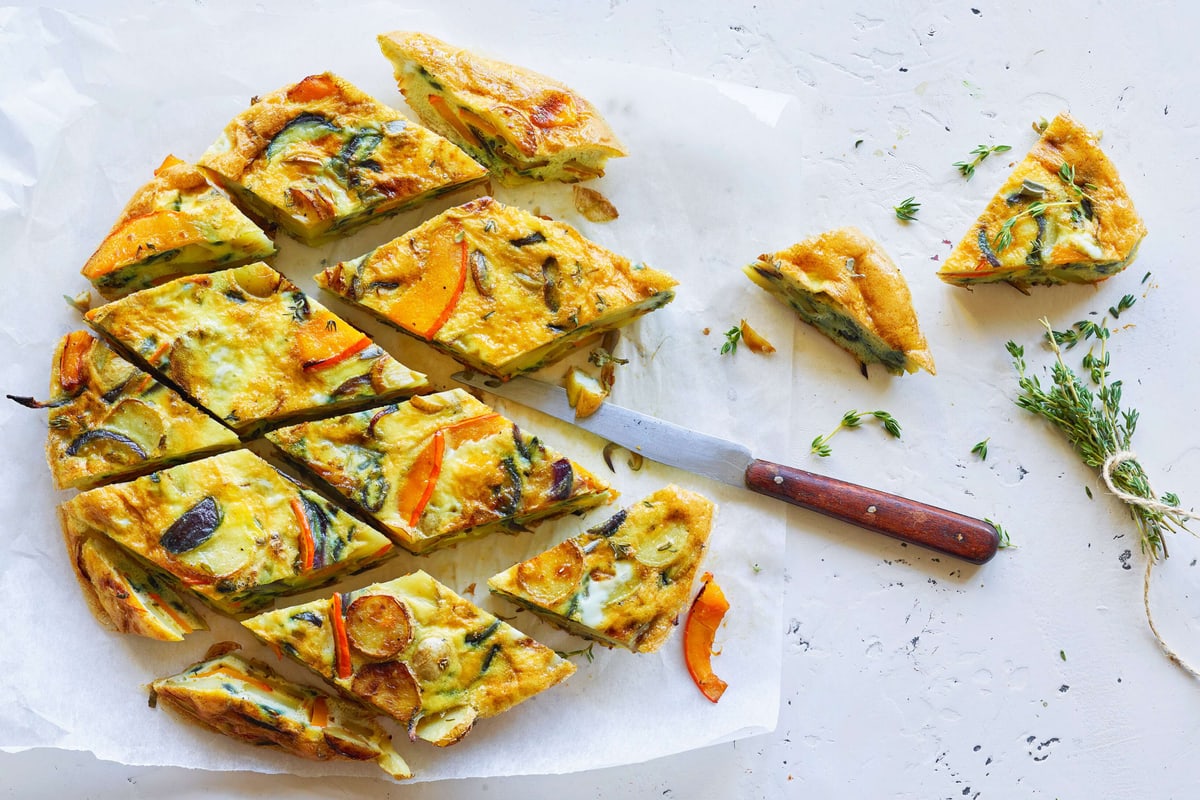 Tortilla di patate e zucca con erbe aromatiche