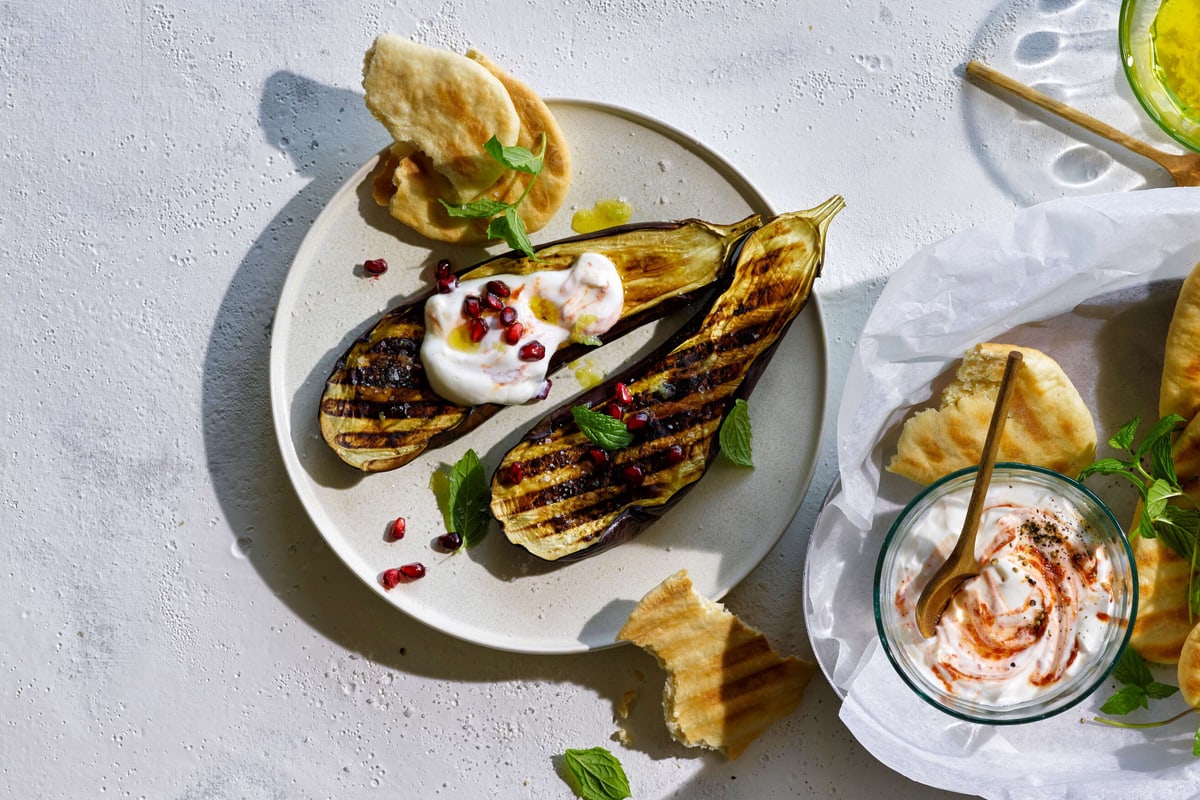 Aubergines et galettes sur le gril avec sauce au yogourt