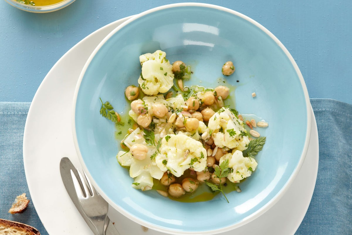 Salade de chou-fleur avec graines de tournesol et pois chiches