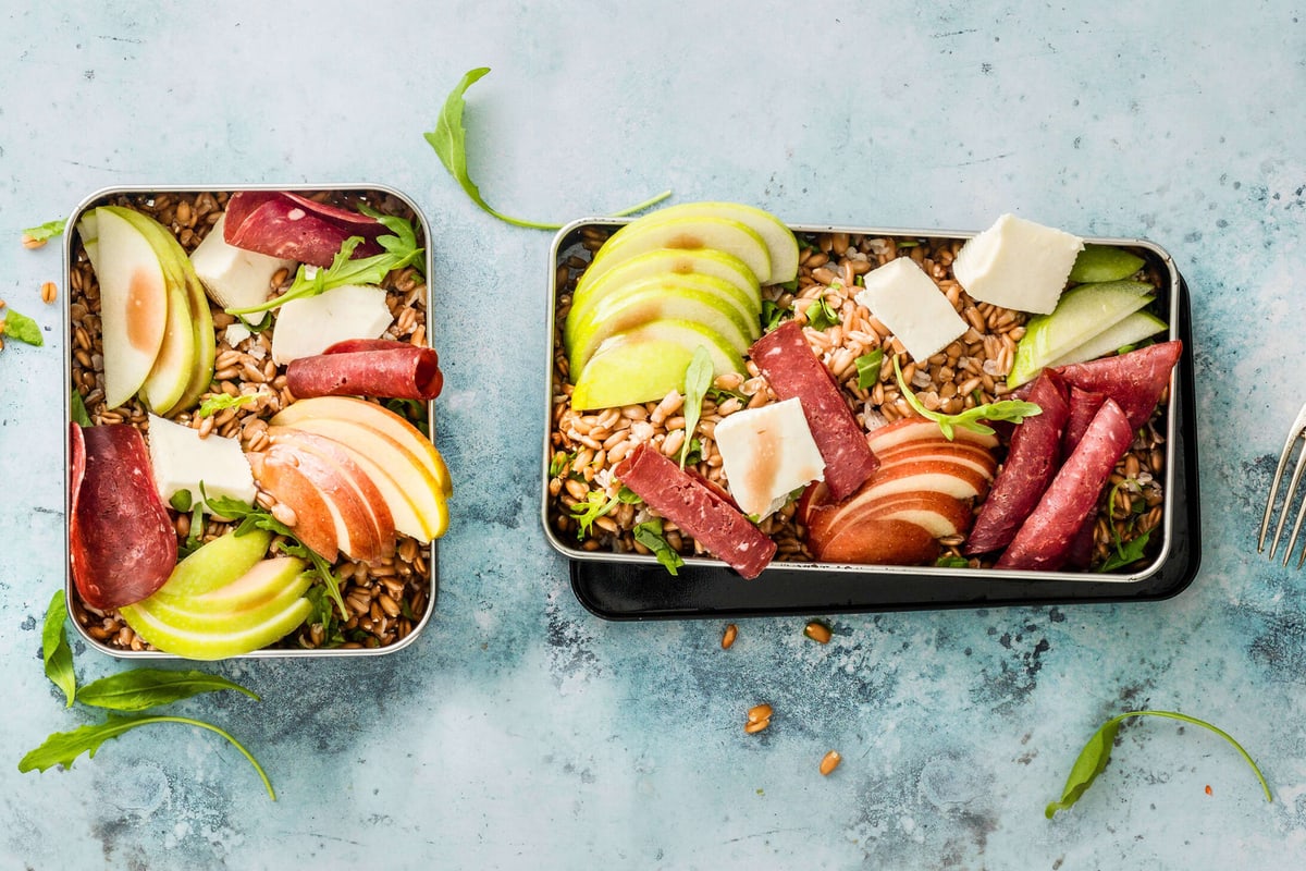Dinkelsalat mit Ziegenkäse und Apfel