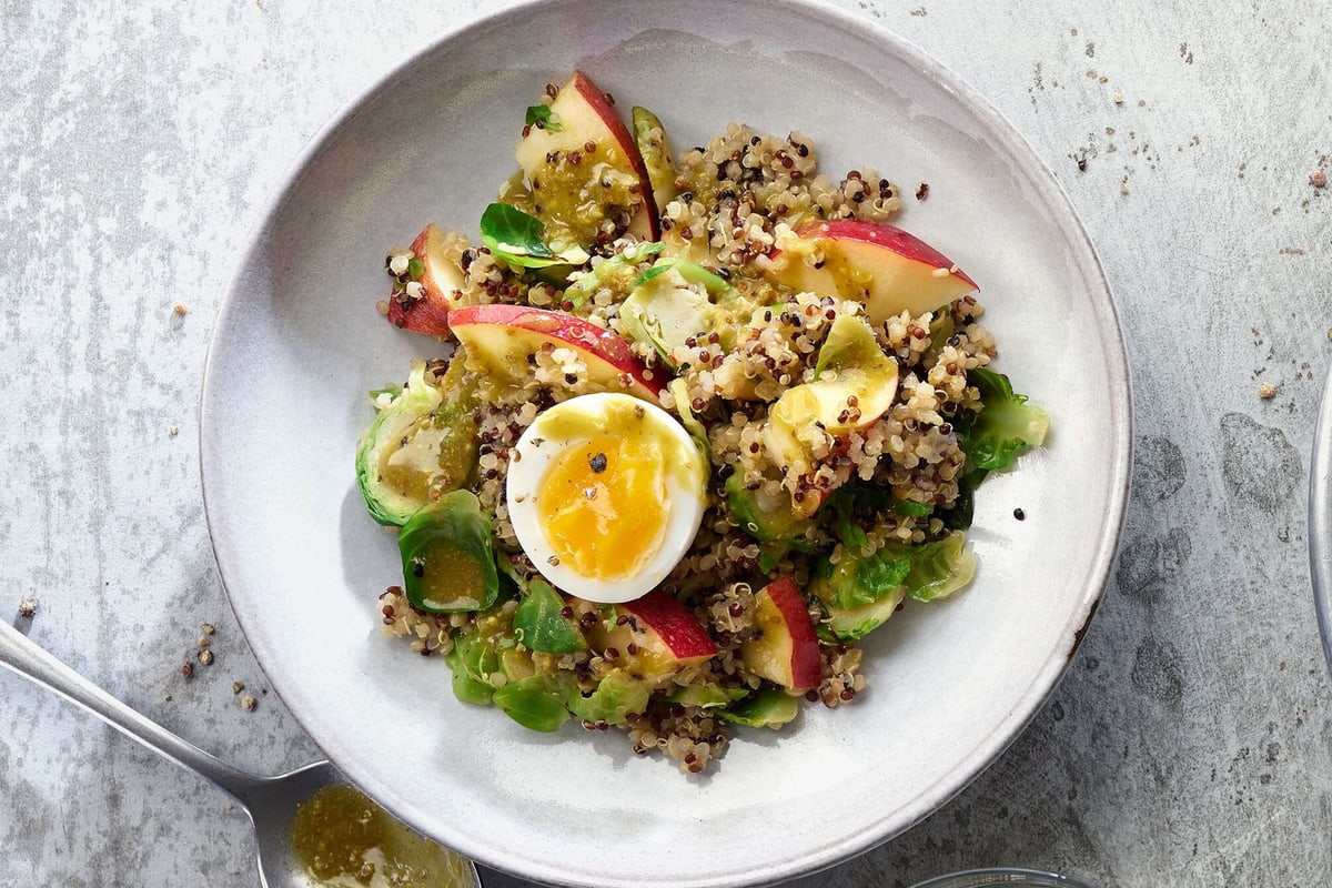 Insalata di quinoa e cavoletti di Bruxelles con salsa alla canapa