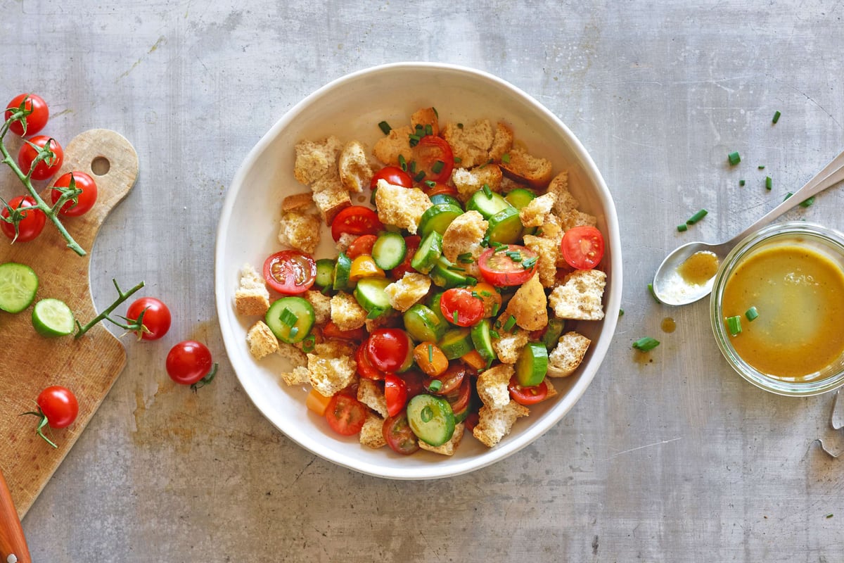 Panzanella con panini croccanti