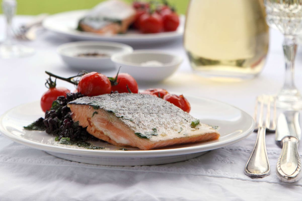 Saiblingfilet mit Cherrytomaten am Zweig