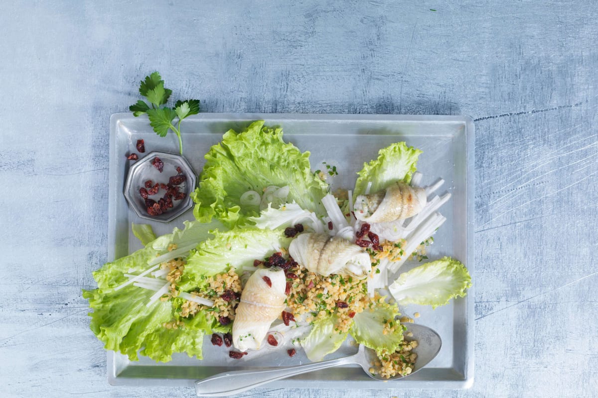 Linsensalat mit Fischröllchen