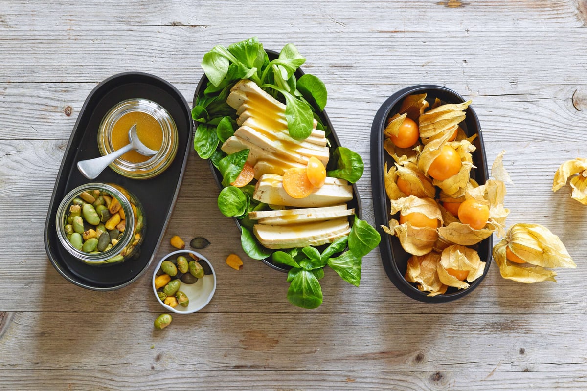 Nüsslisalat mit Räuchertofu und Physalis
