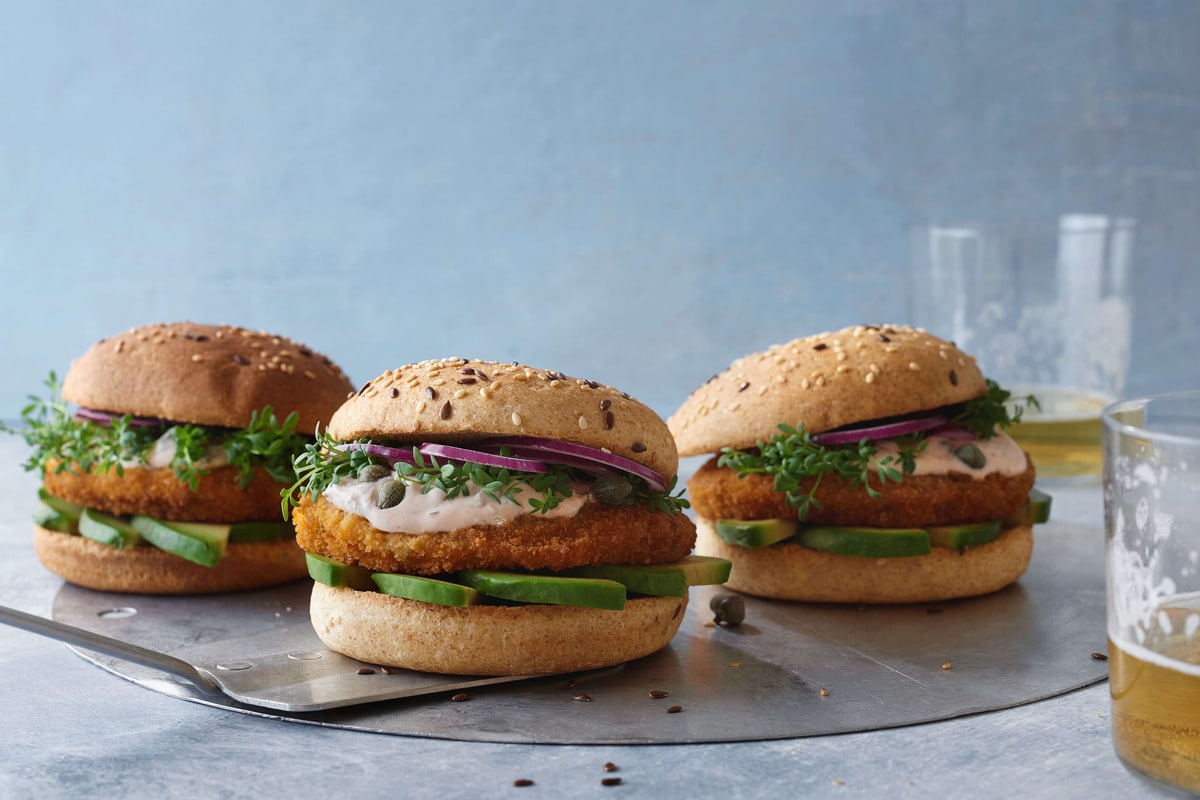 Falafel-burger con quark alla sriracha