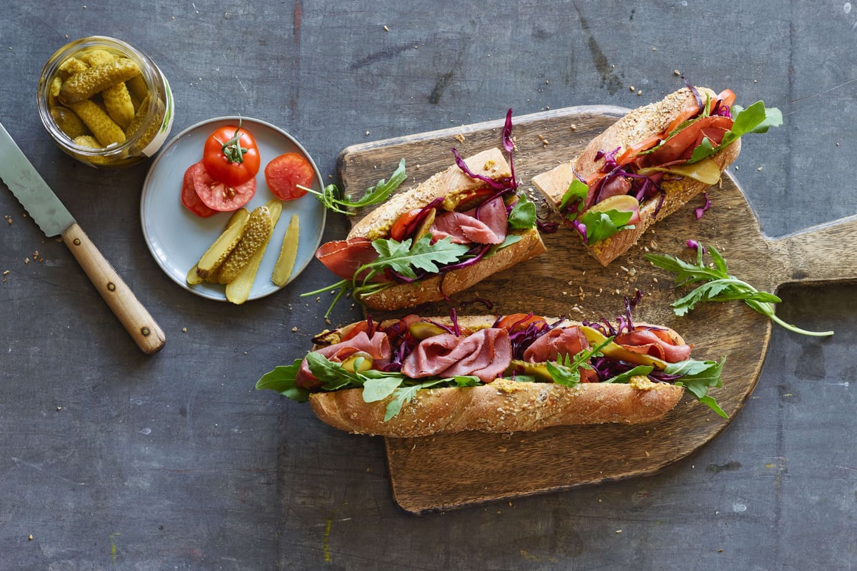 Panino al pastrami con cavolo rosso
