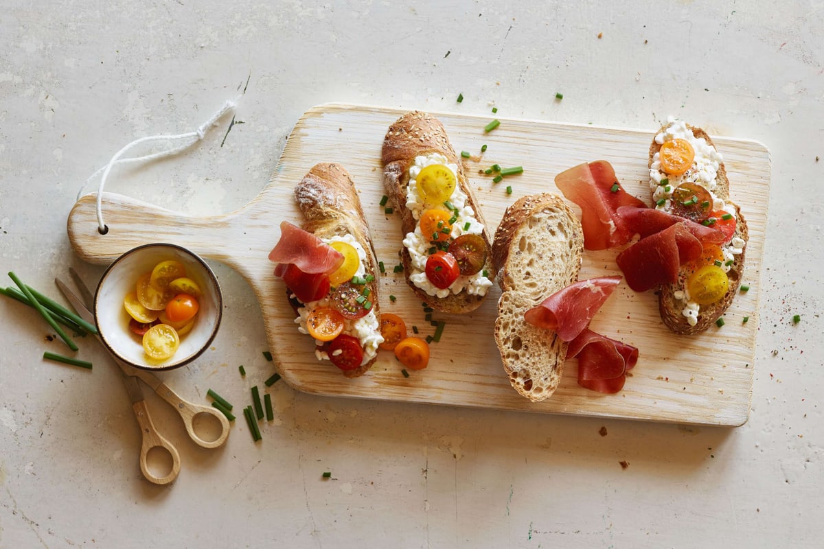 Tartine con cottage cheese, pomodori e carne secca