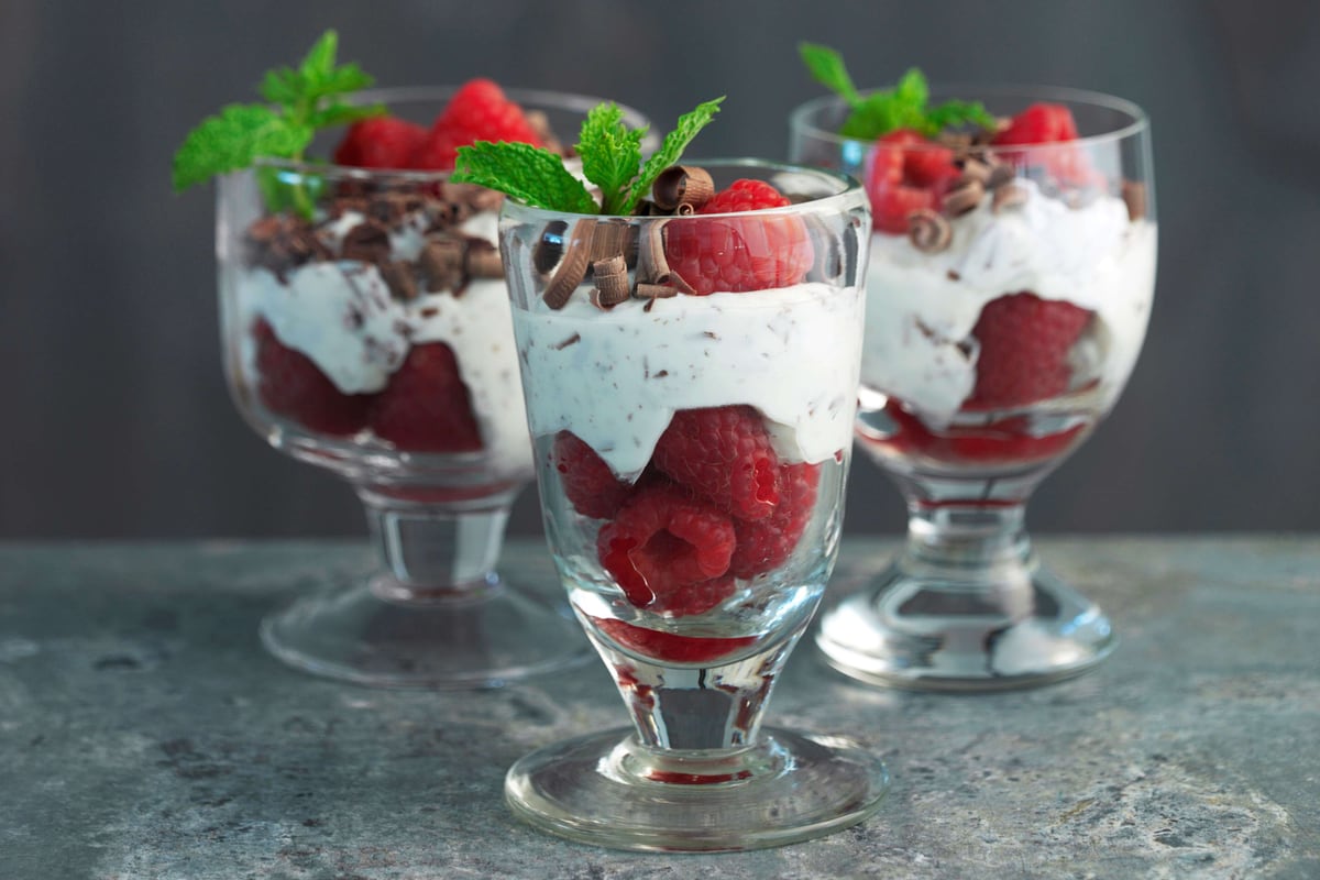 Laktosefreie Stracciatella-Creme mit Himbeeren