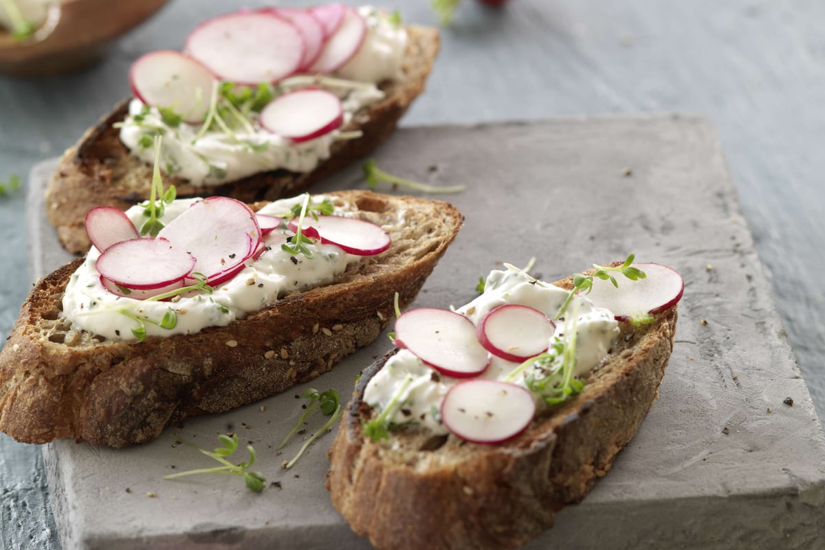 Crostini al quark senza lattosio, crescione e ravanelli