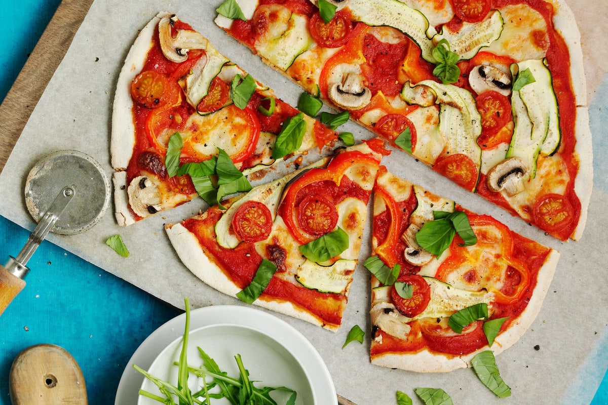 Pizza aux légumes sans gluten avec champignons