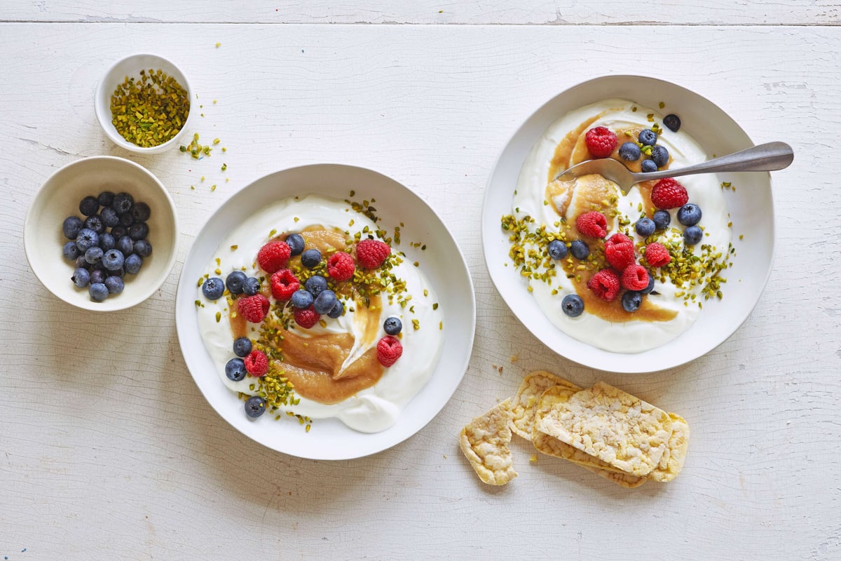 Apfel-Pfirsich-Quark mit Maiswaffel