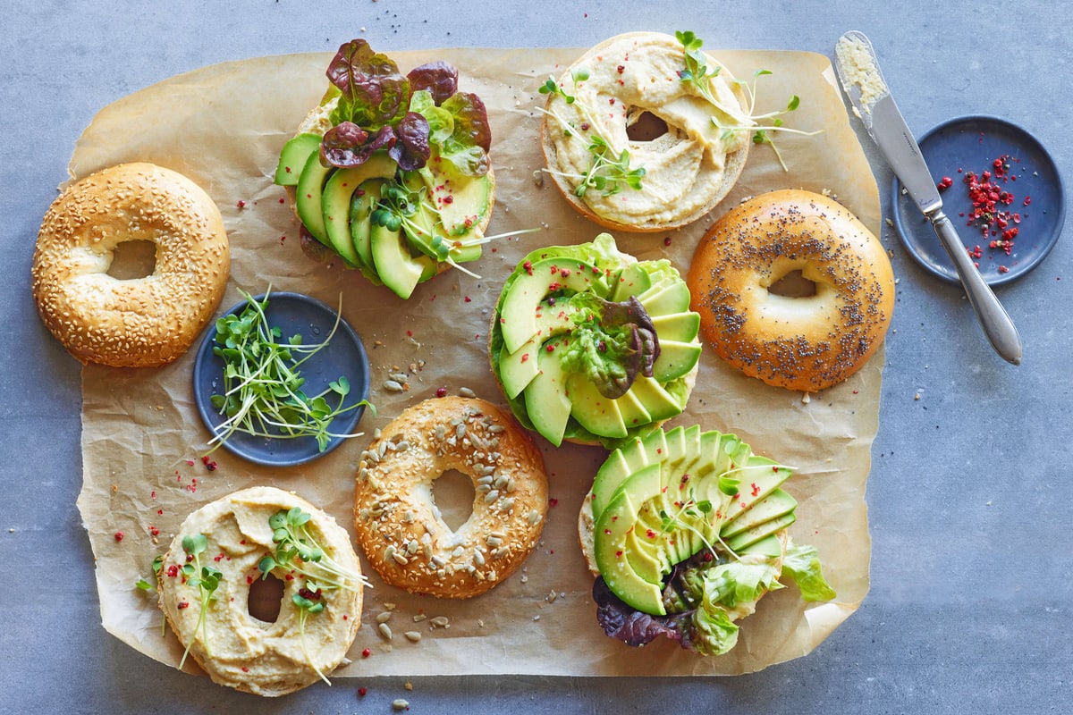 Bagel à l'houmous et à l'avocat