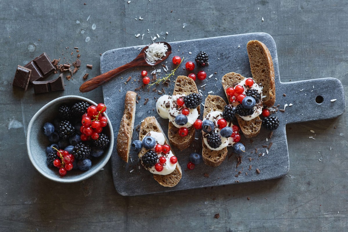 Tartine con quark, bacche e cioccolato