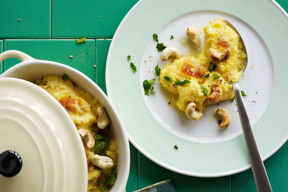 Polenta con albicocche secche e noci di acagiù tostate