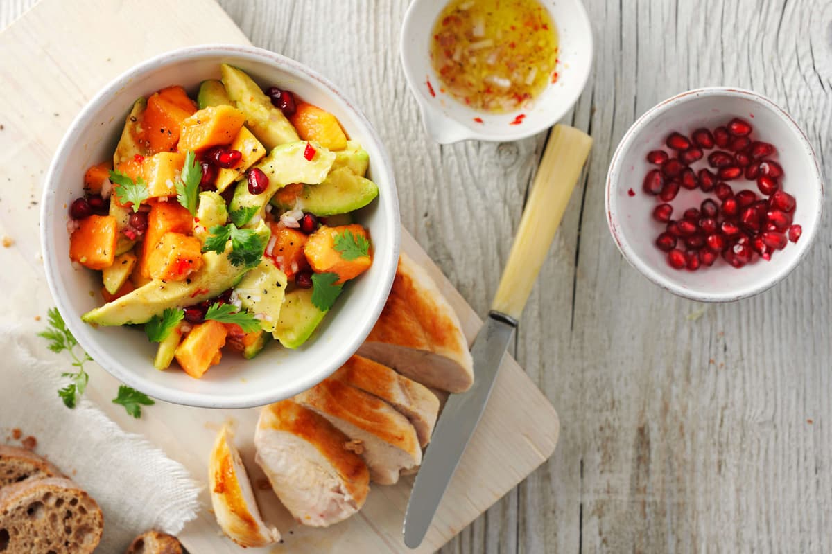 Salade d'avocat et de papaye avec vinaigrette au piment et poulet