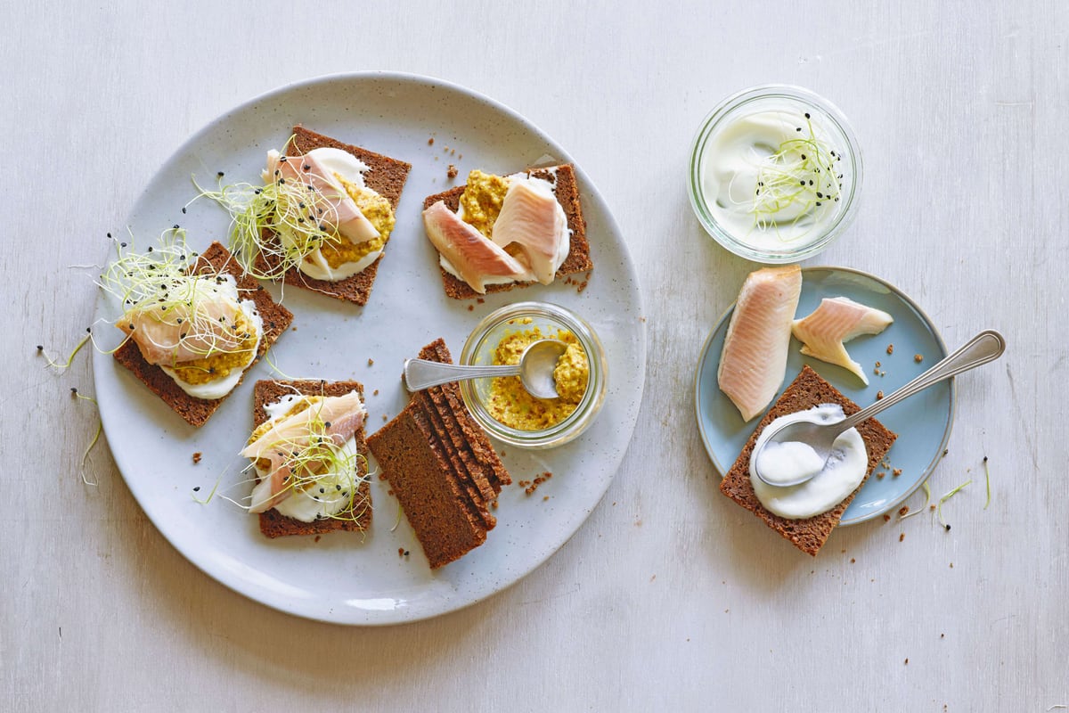 Pumpernickel mit geräucherter Forelle