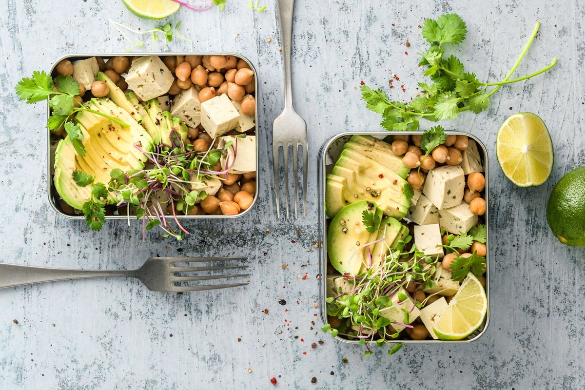Insalata di ceci, avocado e tofu