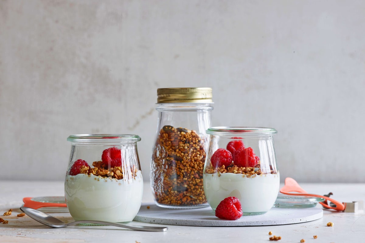 Nuss-Granola mit Himbeeren