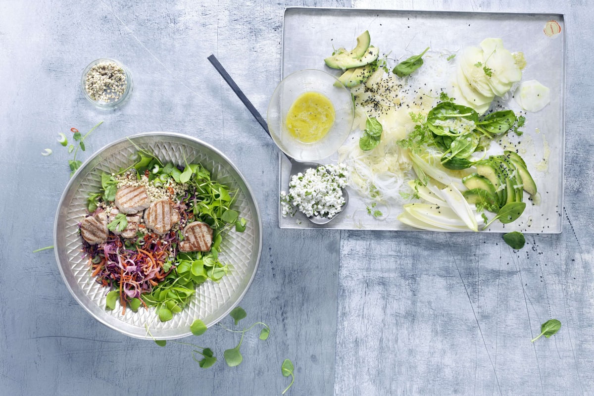 Insalata di cavolo bianco e rosso con medaglioni di maiale