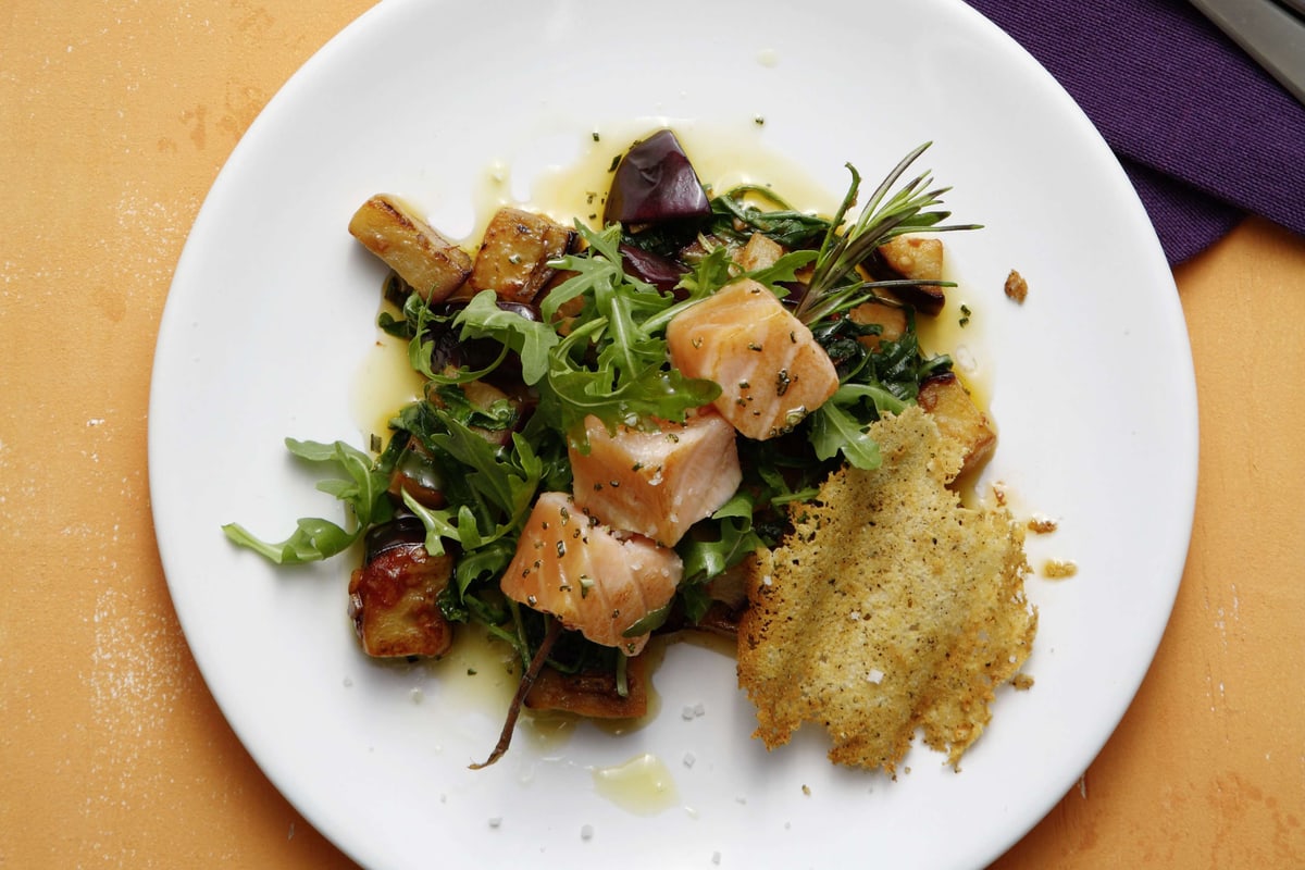 Spiedini di salmone al rosmarino su rucola e melanzane