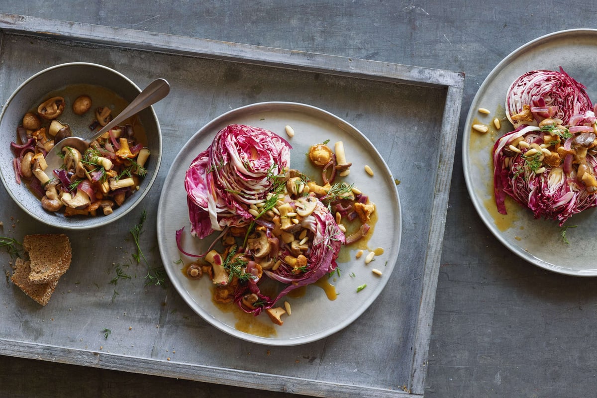 Insalata di funghi con cicorino rosso e pane integrale