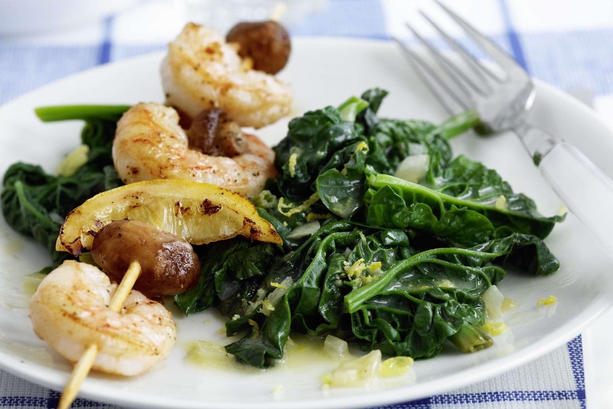 Scampi-Spiessli auf Zitronenspinat