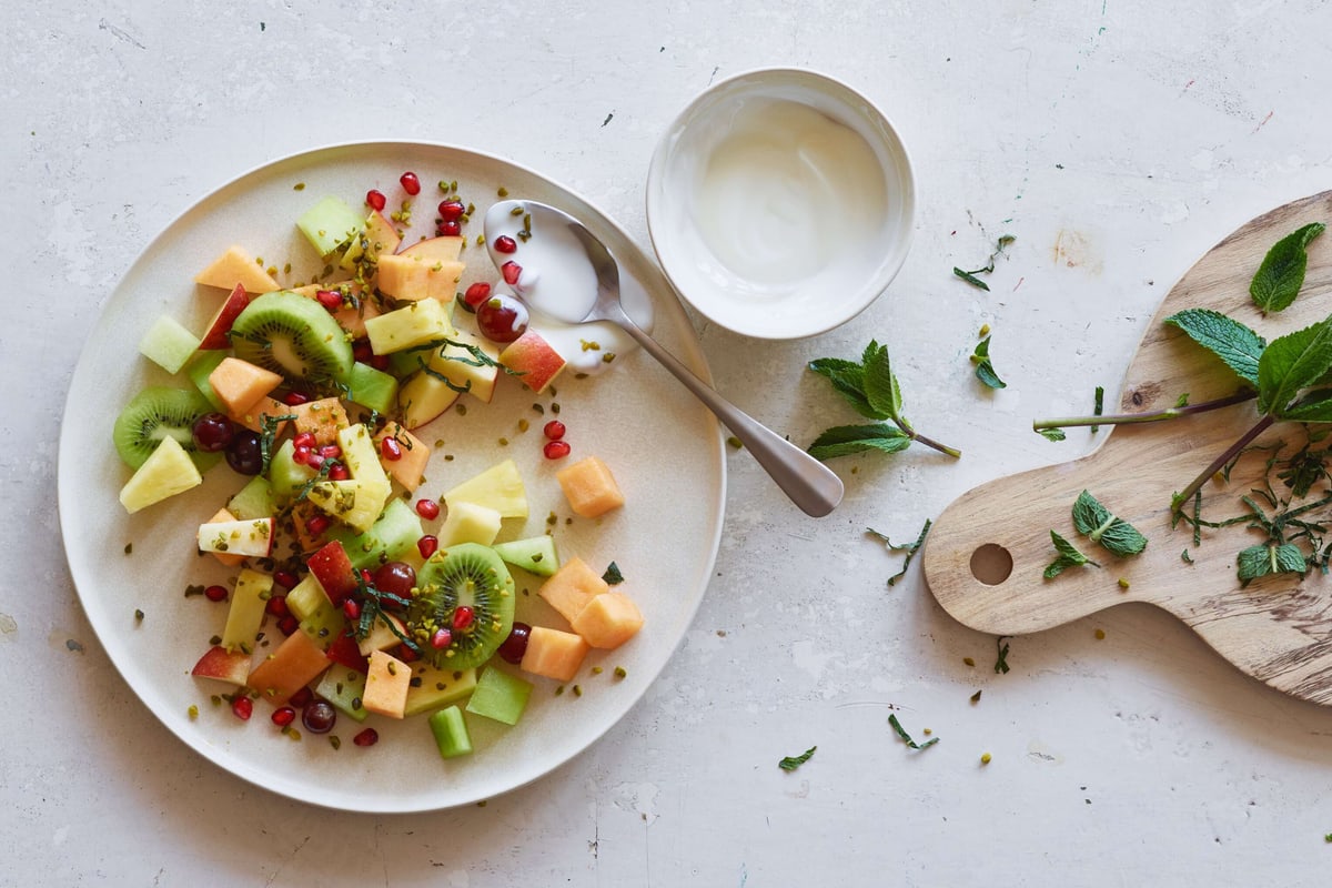 Salade de fruits toute prête avec pistaches et yogourt