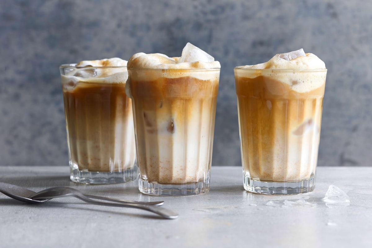 Cold brew coffee con latte ai datteri