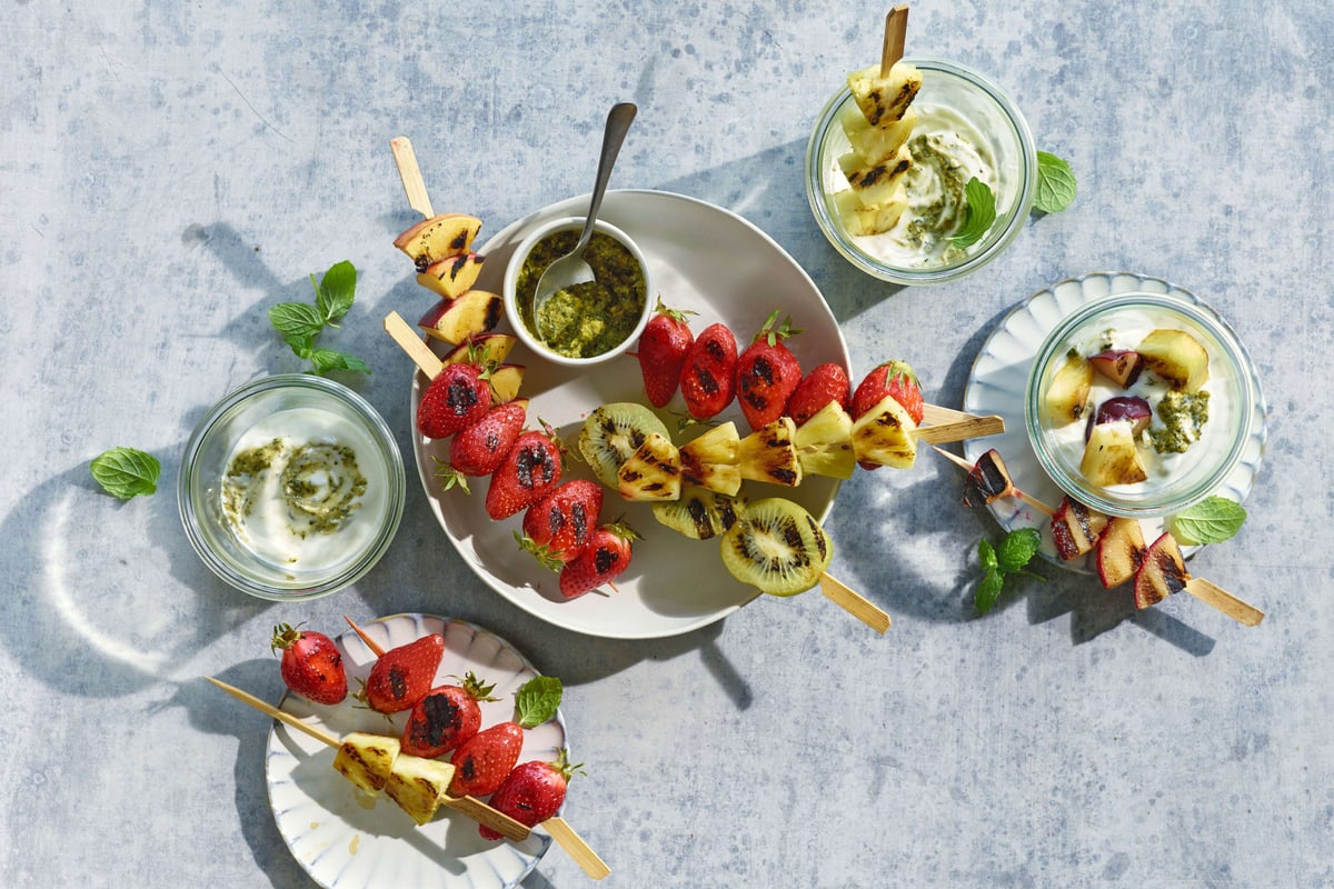 Fruchtspiesse vom Grill mit süssem Pesto und Quark