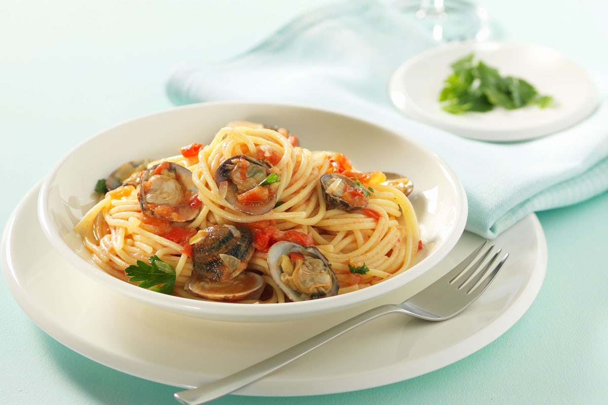 Spaghetti alle vongole avec tomates et fines herbes