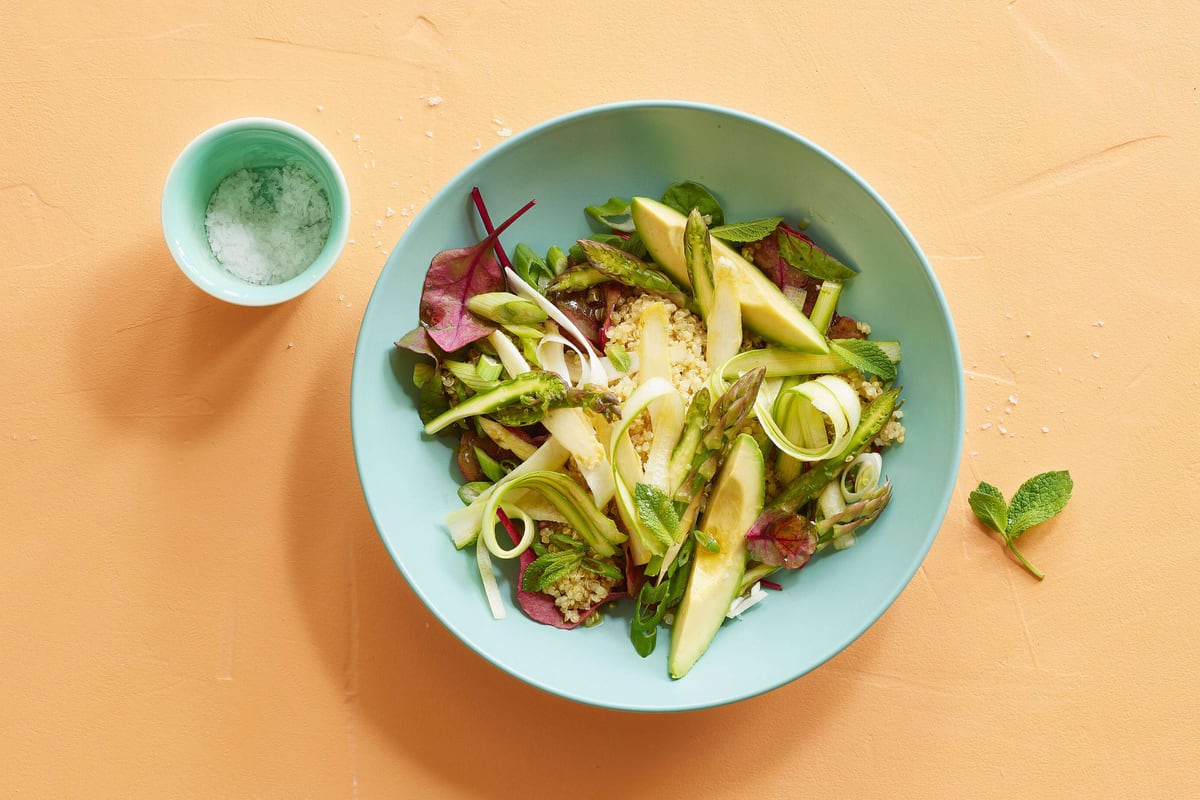 Quinoasalat mit Spargeln und Avocado